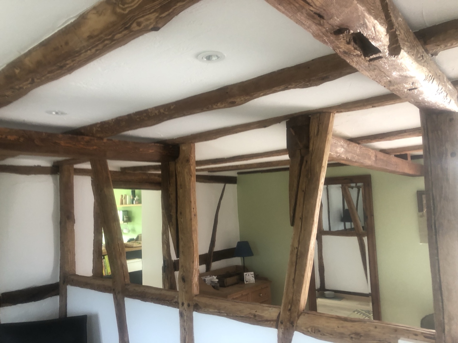 Historische Holzstrukturen prägen den Wohnraum.