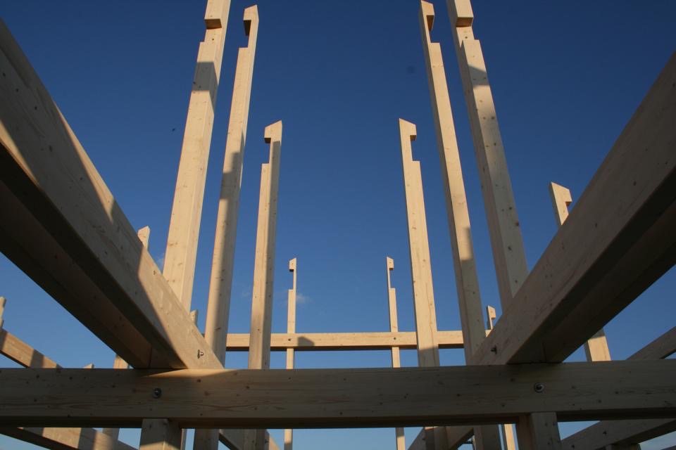 Aufgerichtete Holzstützen und Balken während der Montage.