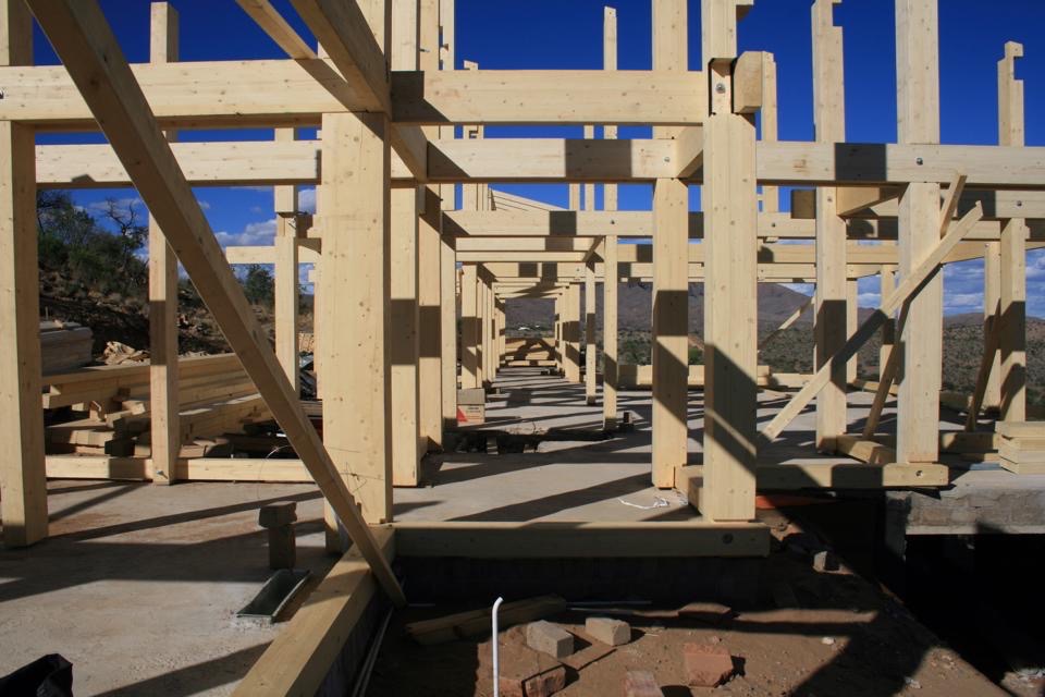Einblick in die Montage einer Holzskelettkonstruktion.
